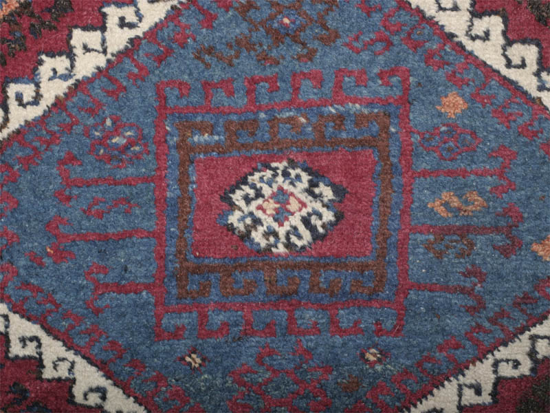 the blue central medallion - the colour is difficult to reproduce throuh a photo, sometimes it looks more greenish then it looks nearly like normal indigo blue