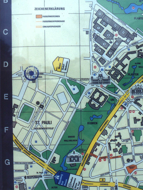 The You-are-here marker of the map at U-Bahn station Feldstrasse shows that the map is dysfunctional for many people entering this part of town via the station since most go to the areas north or east of the station (to the south, there is the wide expanse of Heiligengeistfeld, mostly unused apart from serving as temporary fair ground three times a year)
